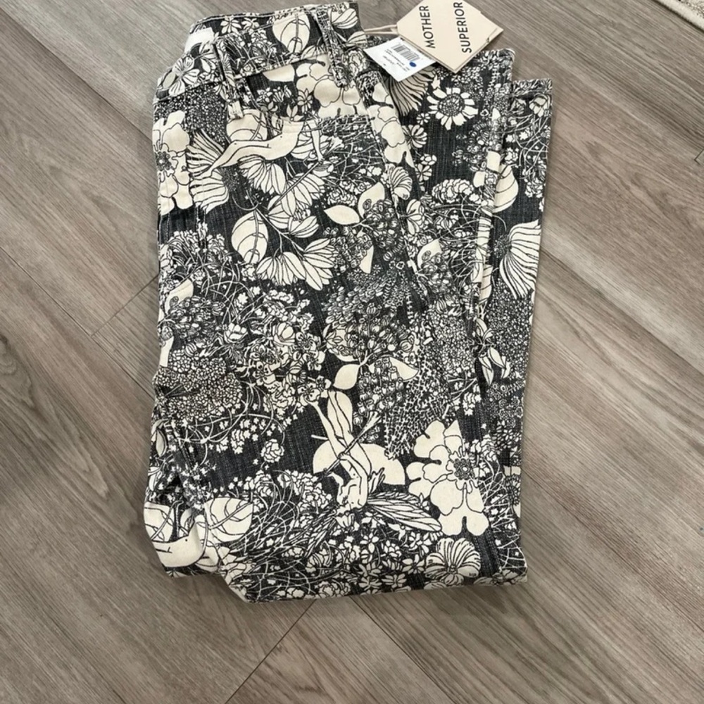 MOTHER SIZE 26
The Hustler Floral Flared Ankle Jeans